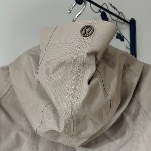 Lululemon rain trenchcoat - Picture 6 of 8